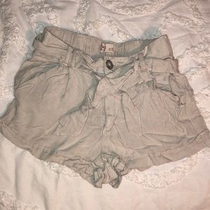 Cloth shorts with ribbon belt